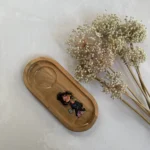 نقاشی دست دختر و ماگ قهوه
