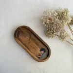 سینی سرو چوبی نقاشی‌ دست طرح پسر با جای لیوان