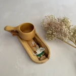 سینی سرو چوبی نقاشی‌ دست نقش پرنده کلاه‌ خواب با لیوان