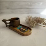 سینی سرو چوبی نقاشی‌ دست طرح دختربا جای لیوان