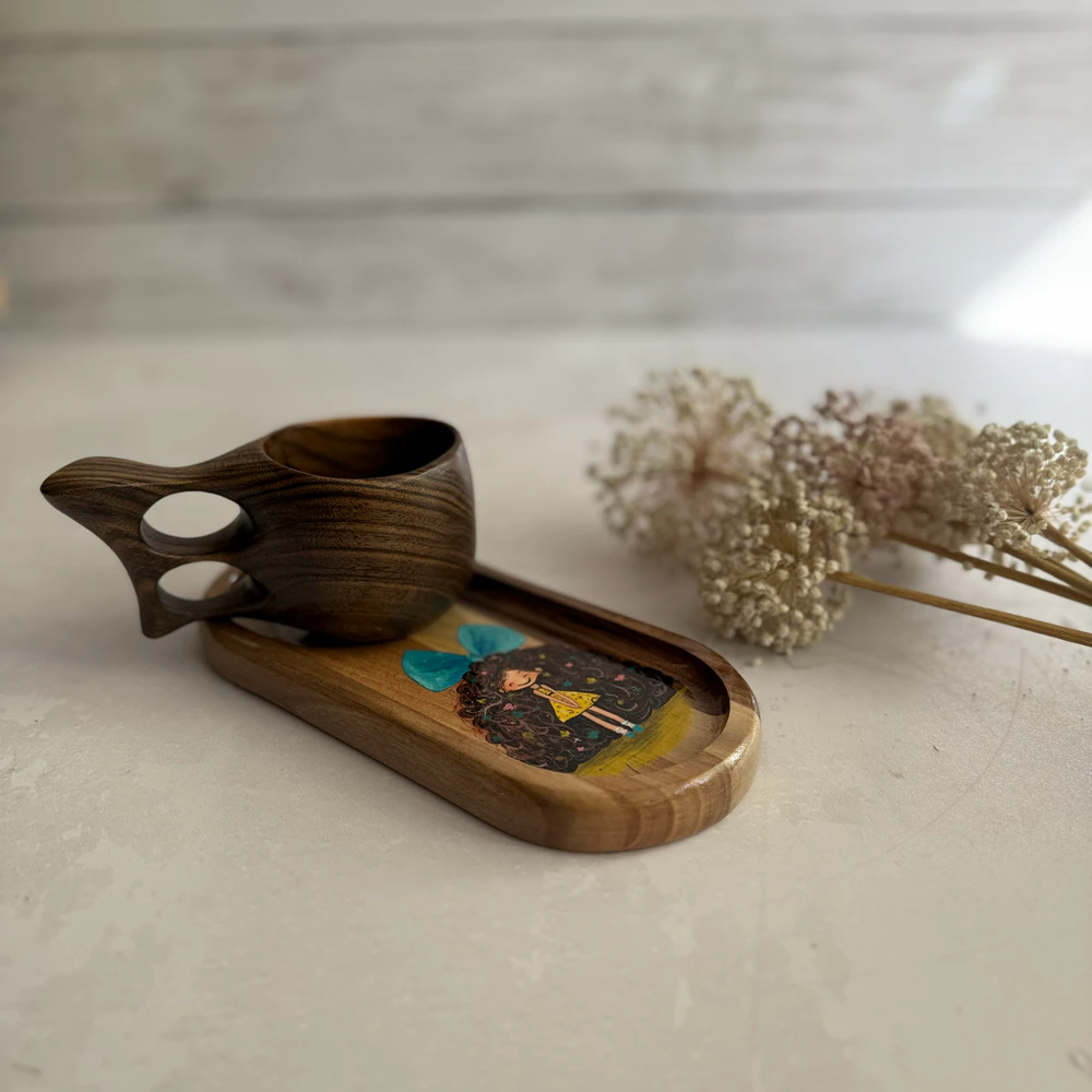 سینی سرو چوبی نقاشی‌ دست طرح دختربا جای لیوان