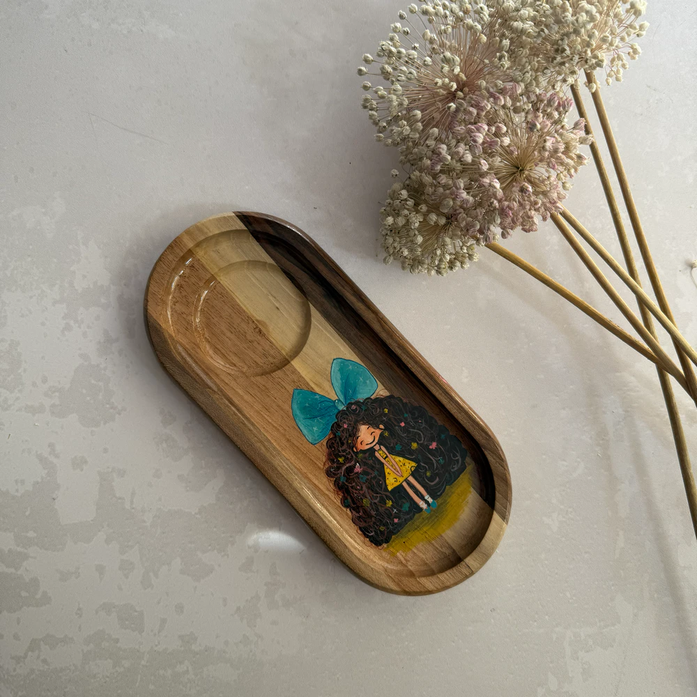 سینی سرو چوبی نقاشی‌ دست طرح دختر پاپیونی با جای لیوان