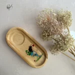 سینی سرو چوبی نقاشی‌ دست طرح پسر کوله‌ پشتی با جای لیوان