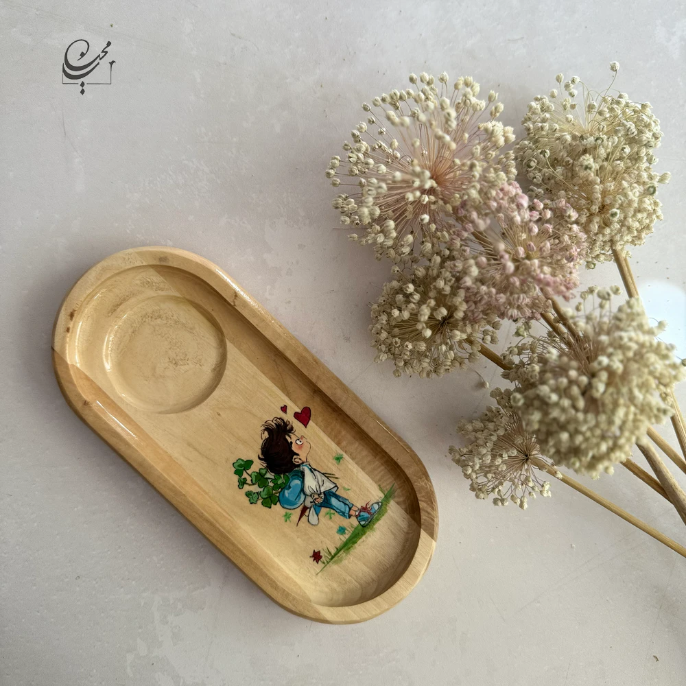 سینی سرو چوبی نقاشی‌ دست طرح پسر کوله‌ پشتی با جای لیوان