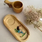 سینی سرو چوبی نقاشی‌ دست طرح پسر کوله‌ پشتی با لیوان