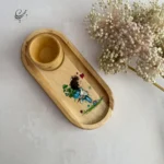 سینی سرو چوبی نقاشی‌ دست طرح پسر کوله‌ پشتی با جای لیوان - تصویر 5