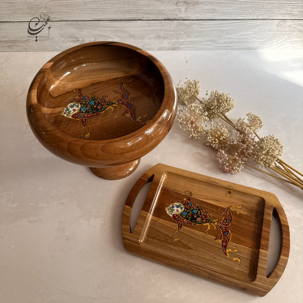 ست میوه‌ خوری پایه‌ دار و سینی چوبی نقاشی‌ دست طرح ماهی