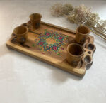 سینی چوبی سرویس پذیرایی با دسته تراش‌خورده و نگاره اسلیمی