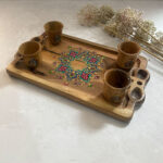 سینی چوبی سرویس پذیرایی با دسته تراش‌خورده و نگاره اسلیمی